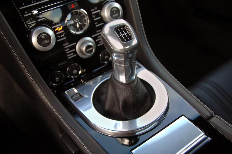 Детали интерьера Aston Martin DBS 007 Quantum of Solace 2008 года  (фото 9 из 43)